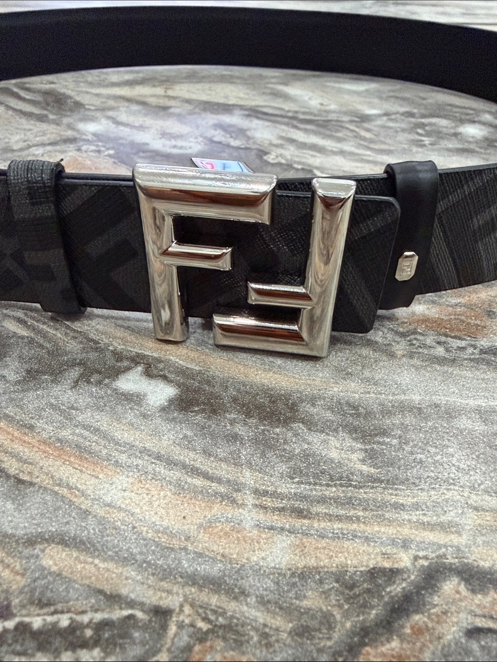 AUTHENTIC Fendi Men’s Black Logo Buckle Belt reversible worn once